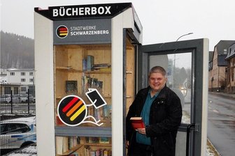 Stadtwerke Schwarzenberg greifen Trend für Leseratten auf - Ein Buch gefällig? Stadtwerke-Geschäftsführer Sascha Wehrmann eröffnete in dieser Woche die erste Bücherbox in Schwarzenberg.