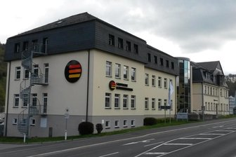 Stadtwerke Schwarzenberg schütten nach außergewöhnlichem Jahr Millionenbetrag an Anteilseigner aus - Sitz der Stadtwerke Schwarzenberg an der Bundesstraße 101. Der kommunale Energieversorger hat seit 2016 an diesem Standort alle Mitarbeiter von Technik, Verwaltung und Vertrieb konzentriert.