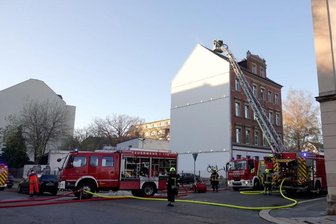 Stadtzentrum: Feuerwehr rückt zu Dachstuhlbrand in Chemnitz aus - 