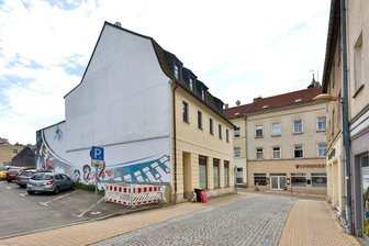 Stadtzentrum Glauchau: Weitere Häuser verschwinden - Dieses Haus an der Marktstraße in Glauchau soll Parkplätzen weichen.