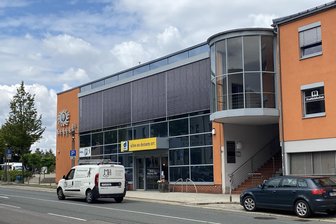 Stadtzentrum Wilkau-Haßlau: Vom Vorzeigeprojekt zum Zuschussgeschäft - Die Muldentalhalle, mit Einkaufsmarkt im Erdgeschoss, war zunächst nicht geplant. Nach 20 Jahren soll sie jetzt auch eine technische Ausstattung bekommen.