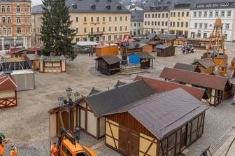 Städte halten an Weihnachtsmärkten fest - Der Annaberger Weihnachtsmarkt nimmt Gestalt an. 