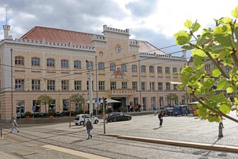 Städte in Finanznot: Zwickau kündigt Protestaktion an - Am Balkon des Zwickauer Rathauses soll ein Protest-Banner aufgehängt werden.