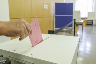 Städte rechnen mit mehr Briefwählern - So wie hier in einem Chemnitzer Wahllokal können auch die Wählerinnen und Wähler in Mittelsachsen schon vor der Bundestagswahl ihre Stimme per Briefwahl abgeben.