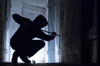 Städtebund tritt Sicherheitsallianz bei - Nachgestellter Einbruch in einem Wohnhaus. Subjektives Sicherheitsgefühl der Bürger und nüchterne Statistik der Polizei sind selten deckungsgleich. Unumstritten ist die Notwendigkeit präventiven Handelns.