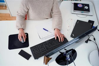 Städtebund will im Göltzschtal Plätze für Coworking bieten - Wo der Computer für die Büroarbeit steht - im Büro, wie im Foto im Homeoffice oder in sogenannten Coworking Spaces - ist zweitrangig. Deshalb prüft der Mittelzentrale Städteverbund jetzt, ob im Göltschtal der Bedarf für solche flexibel nutzbaren Arbeitsplätze besteht.