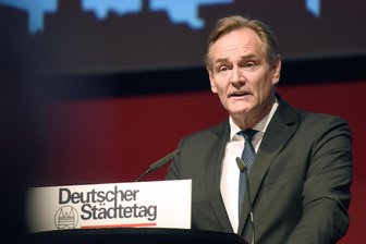 Städtetag wählt Leipzigs Oberbürgermeister Jung zum Präsidenten - Burkhard Jung (SPD), Oberbürgermeister der Stadt Leipzig, spricht nach seiner Wahl zum neuen Präsidenten des Städtetages. Rund 1300 Delegierte des Deutschen Städtetages und Gäste treffen sich zur Hauptversammlung die alle zwei Jahre stattfindet.
