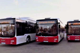 Städtische Verkehrsbetriebe nehmen drei neue Erdgas-Busse in Betrieb - Die Städtischen Verkehrsbetriebe Zwickau (SVZ) ersetzen drei ältere Busse aus ihrem Fuhrpark durch drei neue erdgasbetriebene Niederflurbusse.