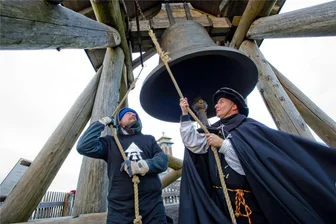 Stählerne Friedensglocke auf dem Fichtelberg verstummt für immer - Für Gerd Schlesinger und Jörg Eller (l.) aus Schwarzenberg ist die Friedensglocke Teil ihres Lebens.