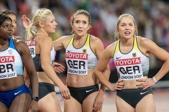 Staffel-Quartett riskiert und verpasst Podest - Gina Lückenkemper, Rebekka Haase, Lisa Mayer (von rechts) richten nach dem Zieleinlauf bange Blicke auf die Anzeigetafel, doch aus der ersehnten Medaille wurde nichts. Der erste Wechsel zwischen Tatjana Pinto (links verdeckt) und Mayer klappte nicht hundertprozentig.
