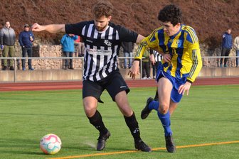 Staffeleinteilung der Fußball-Landesklasse lässt auf sich warten - Der FC Stollberg (mit Michael Neubert, l.) und der VfB Annaberg (mit Noah Wallat) werden auch in der kommenden Saison in der Landesklasse aufeinandertreffen. Wer außerdem zur Konkurrenz gehört, ist noch nicht ganz sicher.