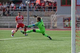 Staffeleinteilung der Fußball-Sachsenklasse: Aus einem Erzgebirgs-Trio wird ein Quartett - Der FC Stollberg und der Oelsnitzer FC trafen zuletzt 2023 aufeinander. Sven Schönherr (l.) konnte damals Oelsnitz’ Daniel Dürr überwinden.