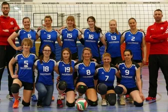 Staffelsieg nur eine Nebensache - Die Bezirksliga-Team der SG Mauersberg - hinten v. l.: Co-Trainer Marcel Erge, Anne Petrick, Uta Wätzig, Jette Schaub, Johanna Drechsel, Nicole Dietrich, Katja Melzer, Trainer Michael Ehrig; vorn v. l.: Nadine Weigel, Anja Kaulvers, Lena Seifert, Monique Ehrig, Mandy Korb und Katrin Nötzel. 