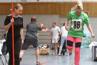 Staffelwettbewerb bildet das Herzstück - Auch Jenny von der Johann-Ehrenfried-Wagner-Schule aus Marienberg legte sich beim kooperativen Sportfest mächtig ins Zeug und gab beim Dreiersprung alles. 
