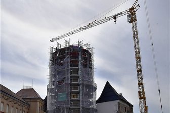Stahl schwer lieferbar: Turmbau in Oelsnitz stockt - Der feste Kran, der die Turmbaustelle seit Monaten prägte, wurde jetzt abgebaut. Später soll mit einem mobilen Kran gearbeitet werden.
