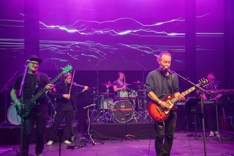 Stahl trifft Sound: Rocknacht bei Bang in Oelsnitz lockt 800 Besucher - Die vogtländische Band The Rubberboots trat bei der Cran’s Crush Rocknight in der Stahlhalle des Unternehmens Bang Kransysteme in Oelsnitz auf.