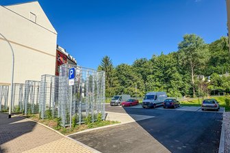 „Stahl-Ungetüme an der Straße“: Neu gestalteter Platz in Aue sorgt für Kritik - An den Stahlkonstruktionen an der Wettinerstraße in Aue stören sich einige.
