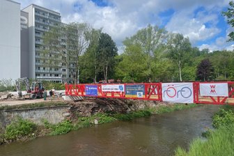 Stahlbrücke am Chemnitzer Falkeplatz schwebt nachts ein - Die neue Stahlbrücke über die Chemnitz.