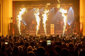 Stahlzeit heizt im Freiberger Tivoli ein - Stimmung pur: Das jährliche Konzert von Stahlzeit im Tivoli Freiberg war wieder restlos ausverkauft.