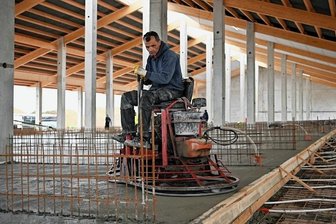 Stall in Königshain: Im Frühjahr sollen die Ferkel kommen - Auf der Baustelle des neuen Schweinestalls der Genießergenossenschaft Sachsen in Königshain wurde zu Beginn dieser Woche ein Teil des Betonbodens eingebaut.