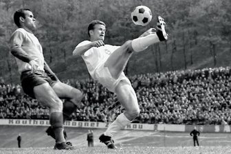 Stammplatz gleich in der Premierensaison - Hartmut Hoffmann feiert am Montag seinen 80. Geburtstag. In 153 Oberligaspielen für die BSG Sachsenring erzielte er 18 Tore. Das Foto zeigt Hoffmann (rechts) im Oberliga-Punktspiel gegen den FC Vorwärts Berlin, welches die Zwickauer im Mai 1968 mit 2:1 gewannen.