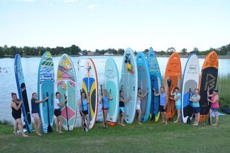 Stand-up-Paddling: Auf diesen Badeseen rund um Freiberg geht es am besten - Stand-up-Paddeln liegt im Trend: Yogalehrerin Anja Thierbach aus Rechenberg (Mitte) und ihre Gruppe absolvierten eine Yoga-Stunde auf dem Großhartmannsdorfer Teich.