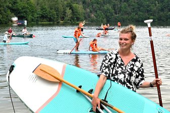 Stand-up-Paddling statt Kletterwald: Wie die Jugendherberge Falkenhain mehr Gäste an die Talsperre Kriebstein lockt - Stand-Up-Paddling lernt man bei Franziska Hüllmann in der Jugendherberge Falkenhain.