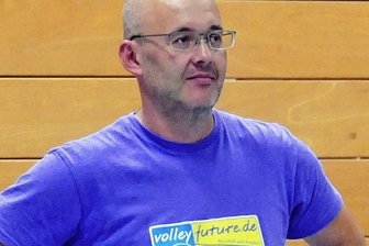 "Stand wie eine Gummiwand" - Der Blick spricht Bände: Gegen Delitzsch II kassierten die Zschopauer Volleyballer unter Trainer Rico Fritzsch mit 2:3 ihre erste Saisonniederlage in der Regionalliga. 