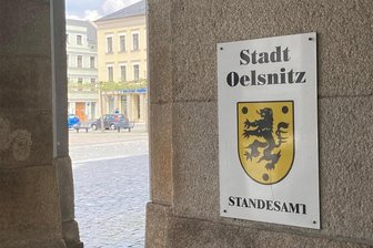 Standesamt Oelsnitz drei Wochen für Besucher zu - Das Standesamt in Oelsnitz hat Besetzungssorgen. Vom 31. Juli bis 18. August ist es für Besucherverkehr zu.