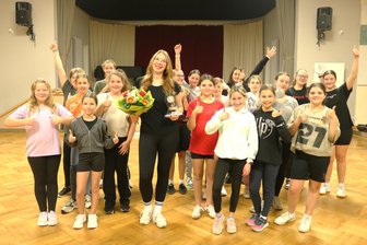 Standesbeamtin aus Leubsdorf hat eine große sportliche Liebe - Julia Rudolph (Mitte) gibt beim SV Leubsdorf ihre Liebe zum Tanzen an den Nachwuchs weiter. Jetzt erhielt sie den Nachwuchspreis Ehrenamt der Sparkassen-Stiftung für Jugend und Sport.