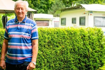 Standhaft bei Wind und Regen: Wie die Dauercamper an der Talsperre Kriebstein dem Wetter trotzen - Seit knapp 20 Jahren steht Peter Glackis Camper mit Vorzelt auf dem Dauercampingplatz in Lauenhain.