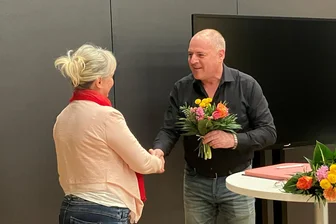 Standort für neue Oberschule im Göltzschtal gefunden: „Ein großer Meilenstein für unseren Ort“ - Bürgermeister Jörg Kerber und Nicol Georgi nach der Vertragsunterzeichnung. Damit kommt die neue Außenstelle der Evangelischen Oberschule Schöneck nach Ellefeld.