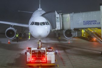 Standort in Gefahr: Sachsens Wirtschaft kämpft gegen weitere Lufthansa-Streichungen in Leipzig/Halle und Dresden - Werden in Leipzig/Halle künftig noch weniger Lufthansa-Maschinen abgefertigt? Der Branchenriese denkt über eine Ausdünnung der Flugverbindung auch dort nach.