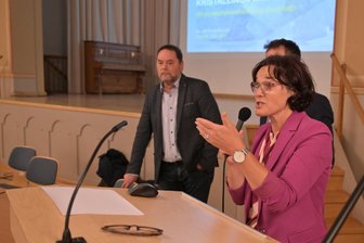 Standortsuche für Atommüll-Endlager: Darum ist Kirchberg noch im Rennen - Bürgermeisterin Dorothee Obst möchte, dass sich die Kirchberger mit dem Thema Atommüllendlager befassen. Deshalb hatte sie Vertreter der Bundesgesellschaft für Endlagersuche wie Frank Meier (l.) in die Stadt eingeladen.