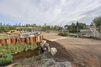 Standortsuche für neue Autobrücke zwischen Kaßberg und Flemminggebiet - Dieses etwa 65 Tonnen schwere Stahlgerüst der neuen Talbrücke an der Limbacher Straße wird demnächst in die Verankerung über den Pleißenbach gehoben.