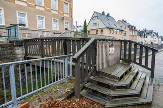 „Standsicherheit erheblich beeinträchtigt“: Diese Fußgängerbrücke im Erzgebirge muss weichen - Die Fußgängerbrücke an der Lutherstraße 9 in Bockau ist gesperrt und für den Abriss frei gegeben.