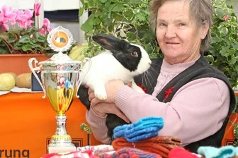 Stangengrün/Wilkau-Hasslau: Züchterin gewinnt Ehrenpokal - Heidi Malß darf den nach ihrem verstorbenen Mann benannten Gedächtnispokal mit nach Hause nehmen.
