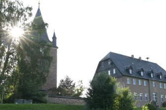 Stangengrüner Kita wird ein Haus der Begegnung - Wenn die Abendsonne über der Kindertagesstätte "Spatzennest" in Stangengrün scheint, soll im Obergeschoss des gleich neben der Kirche gelegenen Hauses bald Leben einziehen.