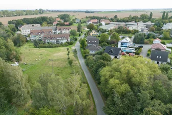 Star-Anwalt aus Sachsen totgefahren: Ehefrau jetzt wegen Mordes angeklagt - Am Rand dieses Weges im Klipphausener Ortsteil Ullendorf ist der Star-Anwalt aus Sachsen im vergangenen September tot aufgefunden worden. Schnell war klar, dass er von einem Auto angefahren worden war.