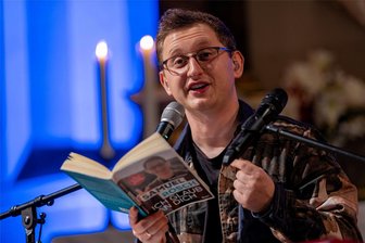 Star aus Castingshow erzählt seinen Fans in Auerbach, wie er es auf die große Bühne geschafft hat - Samuel Rösch bei seiner Lesung mit Konzert in der Auerbacher Laurentiuskirche.