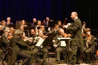 Star-Geiger eröffnet Jubiläumssommer - Die Hofer Symphoniker und die Chursächsische Philharmonie spielten unter Leitung von Generalmusikdirektor Florian Merz Werke von Carl Gottlieb Reißiger, Franz Lehár und Peter Tschaikowsky.
