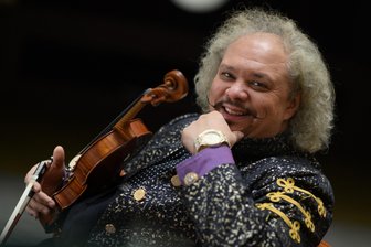 Star-Geiger, Traktorenschau, Pilztour: Tipps zum Wochenende im Oberen Vogtland - Geiger Roby Lakatos, Star des Gypsy-Jazz, tritt am Samstag im König-Albert-Theater Bad Elster auf.