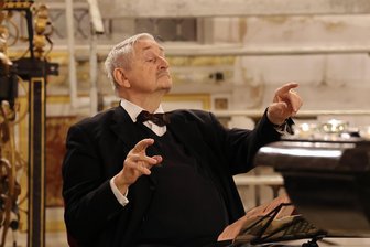 Star-Trompeter Ludwig Güttler gibt im Erzgebirge letztes Konzert: Wie Schwarzenberger ihm den Abschied versüßen - Professor Ludwig Güttler dirigierte bei seinem Abschiedskonzert am Sonntag in St. Georgen.