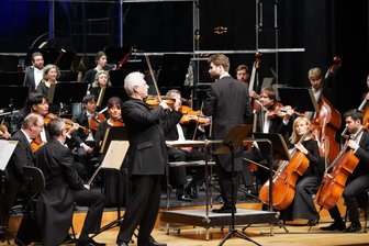 Star Wars trifft auf Beethoven - Akkord-Kaskaden im Reichenbacher Neuberinhaus - Geiger Gary Levinson war Solist beim Sinfoniekonzert unter Leitung von Simon Edelmann.