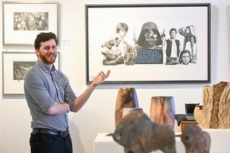 Star Wars: Wie Originalzeichnungen von Robert Bailey in eine kleine Galerie nach Chemnitz kommen - Galerist Benedikt Preis freut sich, Bilder Robert Baileys nach Chemnitz geholt zu haben.