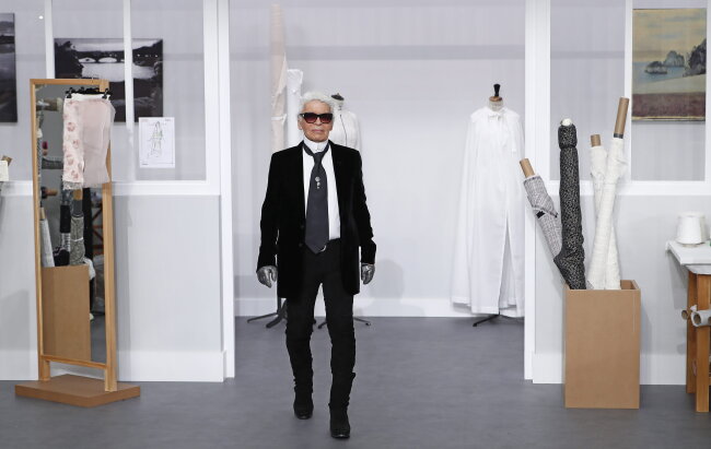 Stardesigner Lagerfeld bekommt keine öffentliche Zeremonie - Der deutsche Modedesigner Karl Lagerfeld nimmt bei der Präsentation der Herbst/Winter 2016/2017 Kollektion für Chanel im Rahmen der Modewoche Paris den Beifall entgegen.