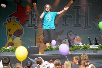 Stargast „Herr H“ will „Zwikkifaxx“-Besucher begeistern: Was am Wochenende in Westsachsen los ist - Der beliebte Kindermusiker „Herr H“ wird am Samstag, 16.30 Uhr, auf der Bühne beim Familienfest „Zwikkifaxx“ am Schwanenteich erwartet.