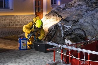 Stark riechende Flüssigkeit im Keller: Feuerwehr rückt zu Wohnhaus aus -