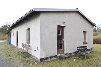Starke Dorfgemeinschaft im Vogtland erhält weitere Räume - Das ehemalige Mangelgebäude in Nachbarschaft der Dorfbegegnungsstätte Alte Schule in Gettengrün.