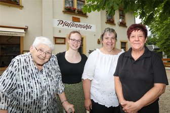 Starke Frauen schmeißen den Laden: Wie es nach dem Tod von Jürgen Jahnsmüller in der Plauener Pfaffenmühle weitergeht - Drei Generationen in der Pfaffenmühle: Gisela Jahnsmüller, ihre Enkelin Sonja Palmetshofer, Tochter Ute Palmetshofer und Schwiegertochter Silvia Jahnsmüller (von links), die Witwe von Jürgen Jahnsmüller.